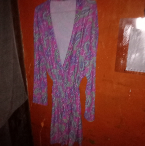Bobbie Brooks Pink Paisley Robe🍒Size Small pre-owned warn once - Picture 3 of 4